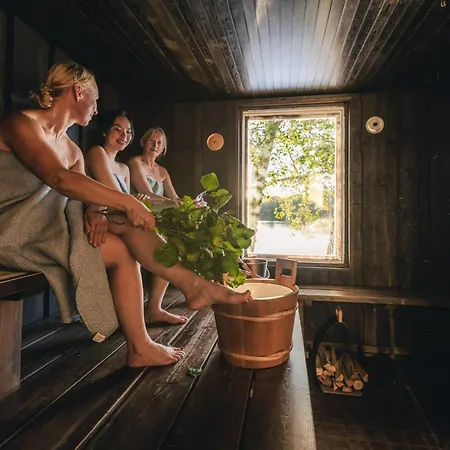 Lakeside Next To Nuuksio National Park, In Addition Hot Tub And Breakfast * Otalampi